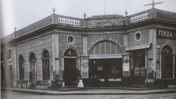 Así era el mercado del siglo XIX que funcionaba donde hallaron túneles y sótanos subterráneos en una plaza de Rosario