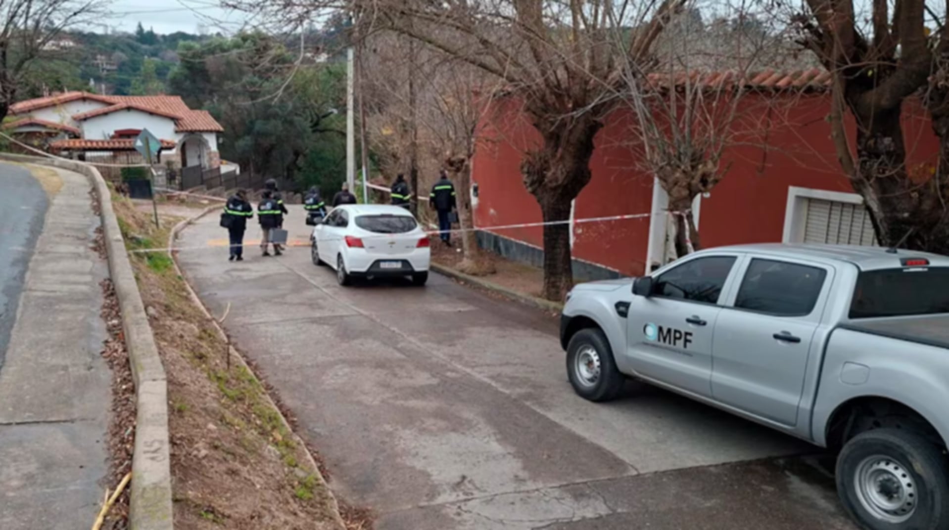 El personal del Ministerio Público Fiscal y fuerzas de seguridad inspecciona la escena en La Falda, Córdoba, por el hallazgo de un cadáver asociado a una mujer desaparecida (El Doce.tv)