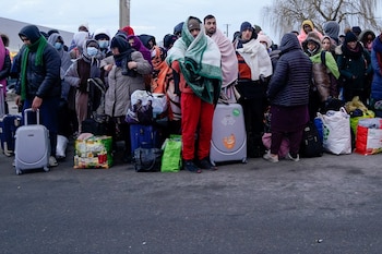 Refugiados ucranianos en el cruce fronterizo de Medyka, Polonia, en febrero de 2022, días después de la invasión rusa a gran escala. Según Solak, las narrativas que presentan a estos refugiados como una amenaza para la sociedad polaca son uno de los vectores de desinformación más activos (Bryan Woolston/Reuters/archivo)