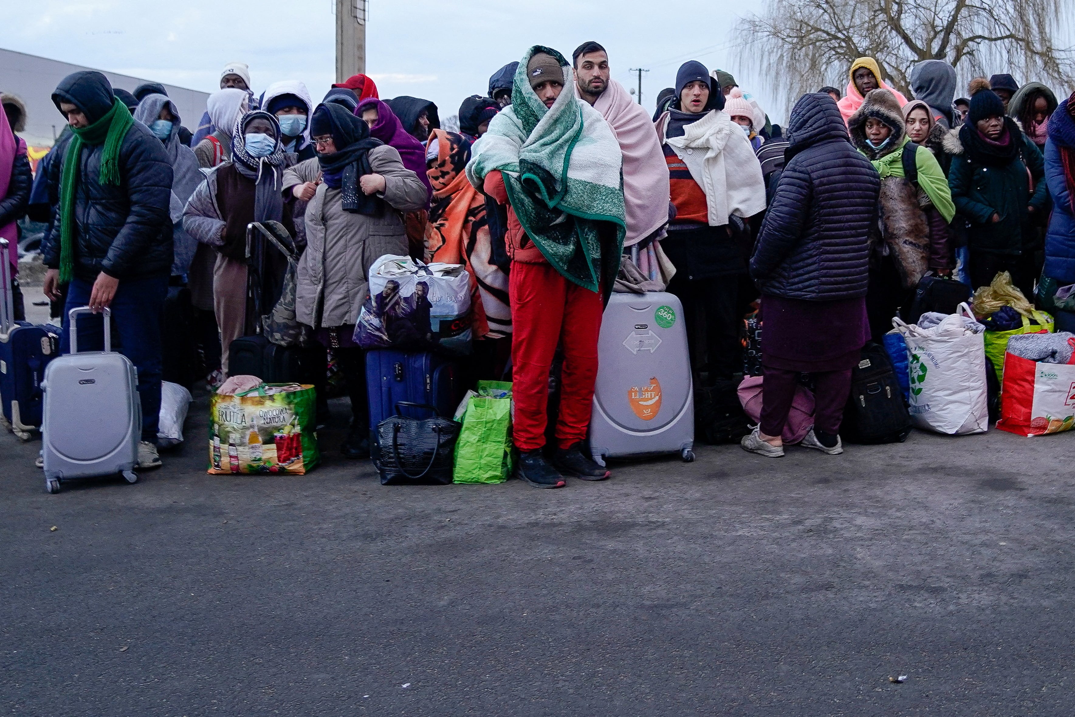 Refugiados ucranianos en el cruce fronterizo de Medyka, Polonia, en febrero de 2022, días después de la invasión rusa a gran escala. Según Solak, las narrativas que presentan a estos refugiados como una amenaza para la sociedad polaca son uno de los vectores de desinformación más activos (Bryan Woolston/Reuters/archivo)