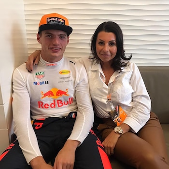 Max junto a su madre