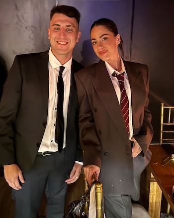 Con el rostro despejado y