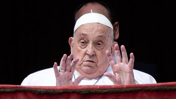 El papa reaparece para la