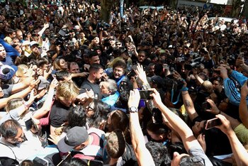 Javier Milei, acorralado por periodistas