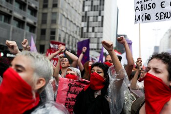 Las mujeres hacen un gesto