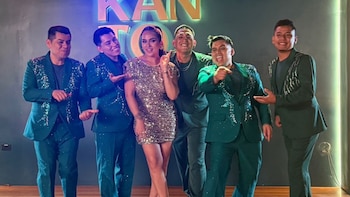 La Orquesta Candela y Daniela Darcourt celebran el lanzamiento de su nuevo sencillo.