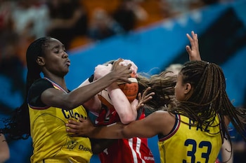 Colombia encontró rápidamente una ventaja de 5-3 y durante varios minutos logró sostener el equilibrio gracias a su orden atrás - crédito FIBA