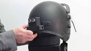 Muchos de los desarrollos para las FF.AA. en materia de inteligencia artificial apuntan a brindar seguridad al combatiente. Por eso, desde el laboratorio se preguntaron qué posibilidades podía ofrecer esta tecnología aplicada a un casco (Fernando Calzada)