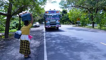 María Crespo vendía en los buses diferentes productos para ganarse la vida y reunir dinero para pagar la cuota mensual de su terreno./ (Redes Michelle Sol)