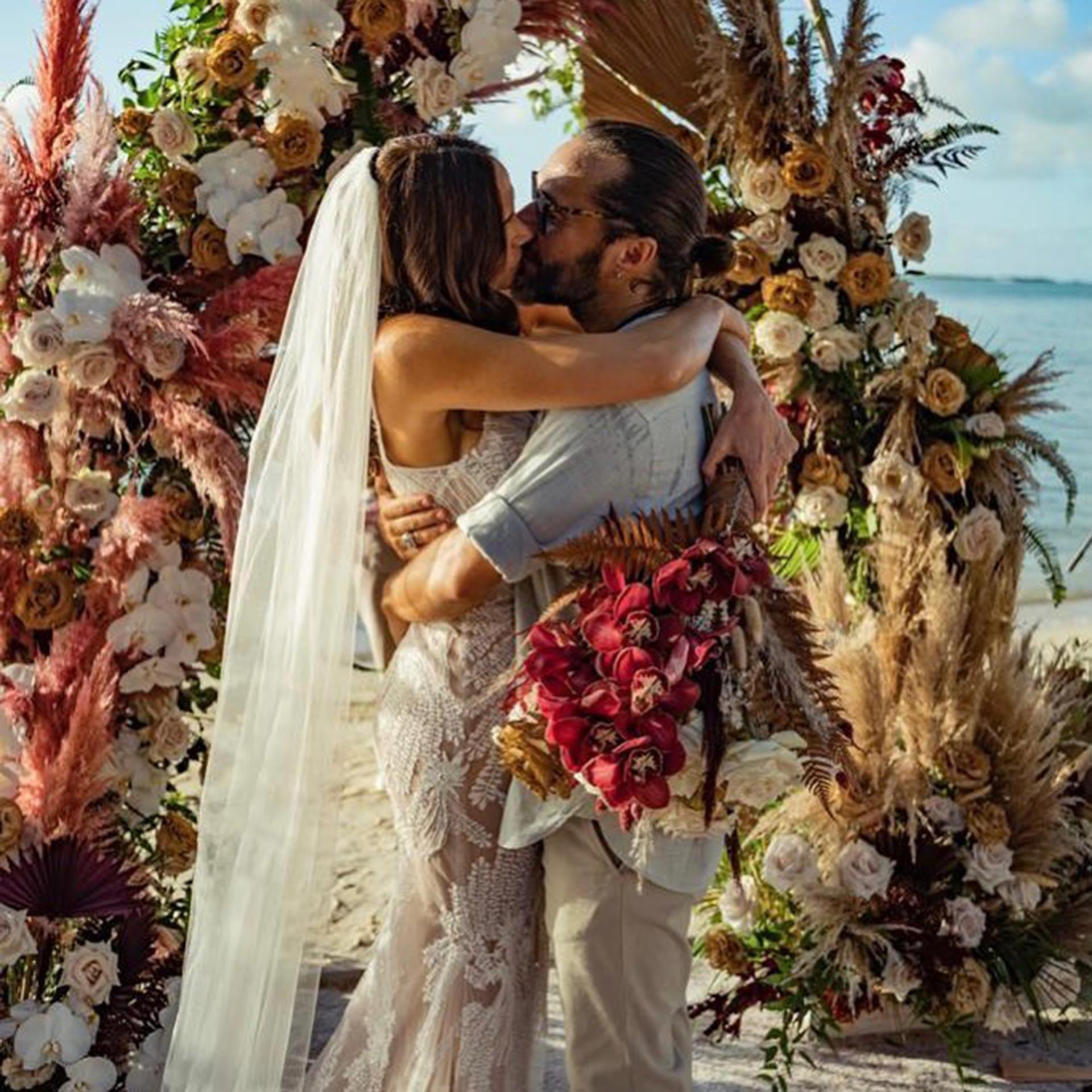 Débora Bello y Diego Torres se casaron en secreto y sólo un par de imágenes compartieron del evento