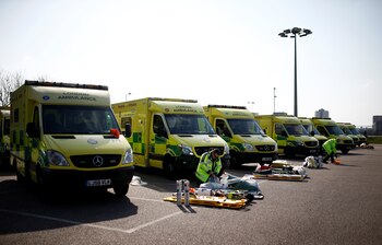Paramédicos preparan equipamiento médico para