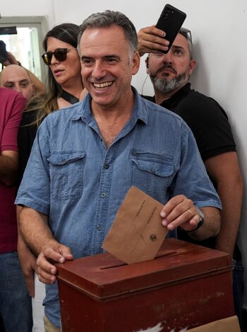 Un sonriente Orsi votó el domingo en su distrito natal de Canelones entre los aplausos de sus partidarios. (REUTERS/Mariana Greif)
