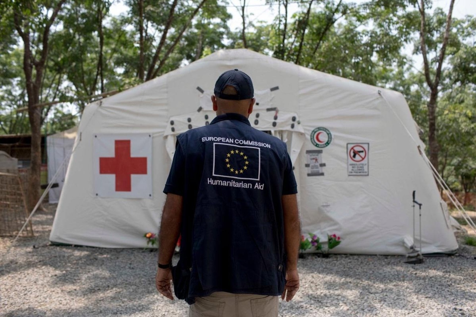 17/08/2026 Un cooperante de la Oficina de Ayuda Humanitaria de la Comisión Europea (ECHO) observa la entrada de una clínica móvil de emergencia instalada en un campamento de refugiados
POLITICA
COMISIÓN EUROPEA