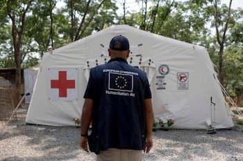 17/08/2026 Un cooperante de la Oficina de Ayuda Humanitaria de la Comisión Europea (ECHO) observa la entrada de una clínica móvil de emergencia instalada en un campamento de refugiados
POLITICA
COMISIÓN EUROPEA