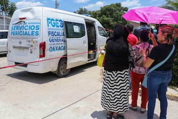SAN PABLO ETLA, OAXACA, 22JULIO2026.- Esta mañana fue asesinado en un ataque armado el periodista oaxaqueño Francisco Alejandro Leyva Aguilar. Los hechos ocurrieron al interior del Fraccionamiento La Esmeralda en San Pablo Etla cuando el comunicador se encontraba desayunando a unos metros de sus domicilio, la Fiscalía General del Estado de Oaxaca ha montado un operativo en el lugar de los hechos. El periodista fue director de la Corporación Oaxaqueña de Radio y Televisión y actualmente publicaba una columna “El Zumbido del Moscardón” en donde cuestionaba habitualmente al gobierno del estado. FOTO: CAROLINA JIMÉNEZ MARISCAL/CUARTOSCURO.COM