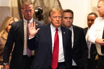Donald Trump, expresidente de los Estados Unidos, abandona la Suprema Corte de Manhattan adonde enfrenta un caso de corrupción