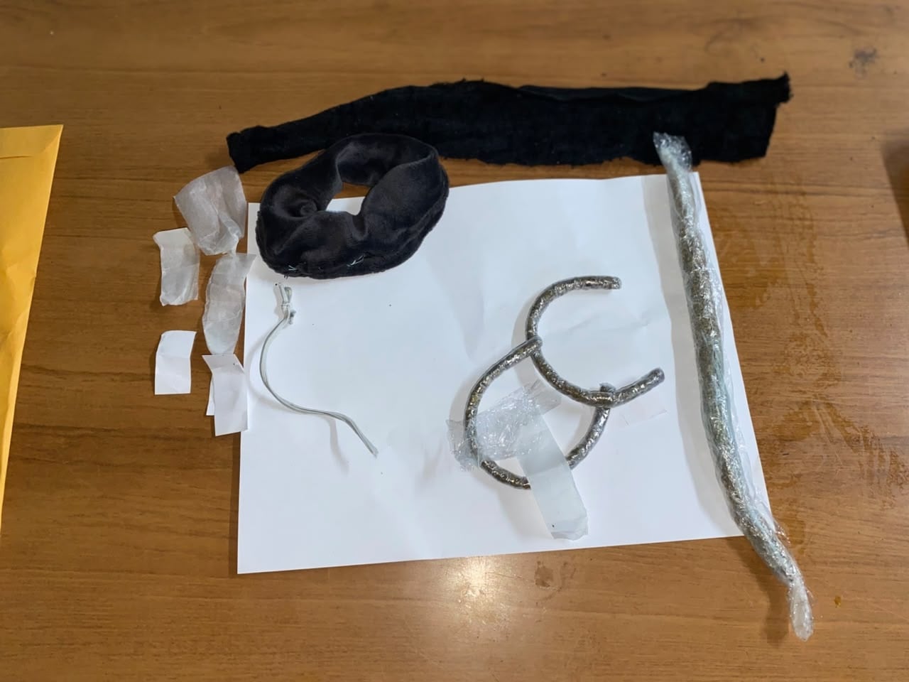 El personal de la Secretaría de Bienestar Social halló la droga oculta en una almohada de cuello y en un sujetador para el cabello. (PNC de Guatemala)
