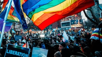 Ordenan restituir la bandera del Orgullo en el Monumento Stonewall