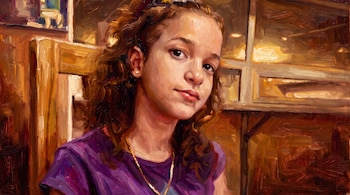 Pintura al óleo de una niña con cabello castaño rizado, camiseta morada y una cadena dorada.
