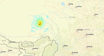 Mapa de Asia que señala con una estrella y curvas de nivel concéntricas de colores el epicentro de un sismo en territorio de China