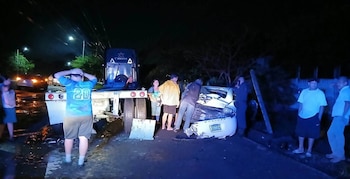 Un estudiante de 17 años murió tras el choque de un automóvil contra una rastra en la carretera entre Sonsonate y Acajutla. (Foto cortesía redes sociales)