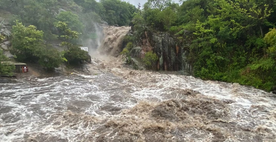 Impresionante crecida en Tanti (El Doce)