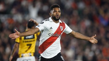Un doblete del colombiano Borja devuelve a River el liderato de su grupo