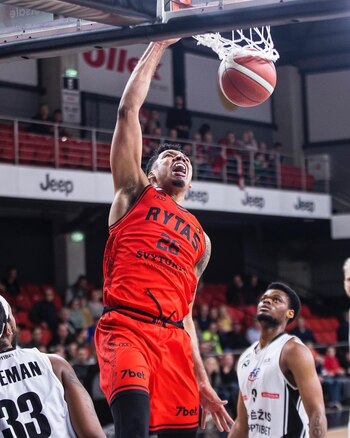 Tras darse su salida en abril, del Motor City Cruise, equipo de la G-League, Echenique recaló en el Vilnius Rytas de Lituania, donde jugó los últimos dos meses (@jaimejesus006/Instagram)