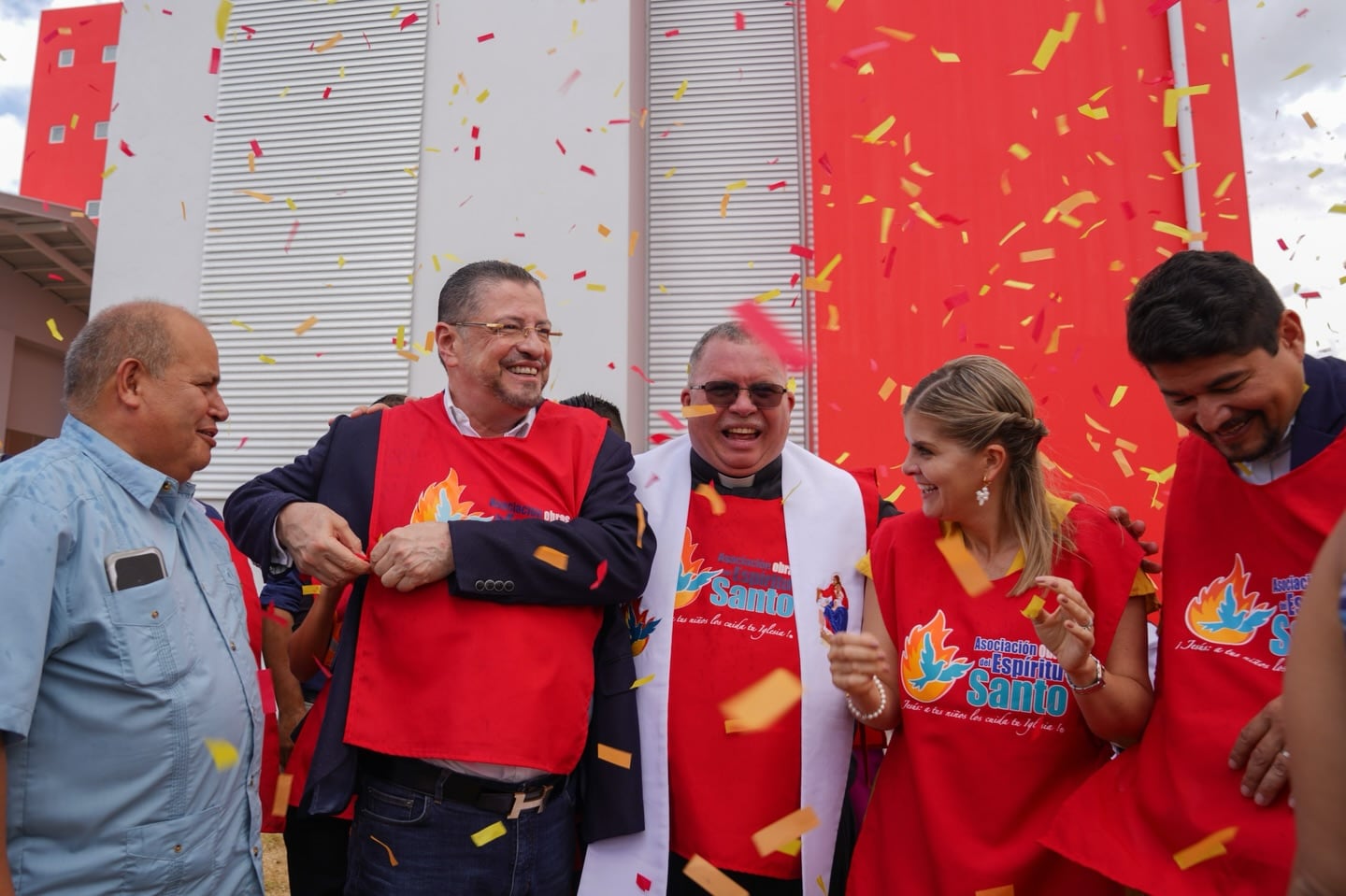El presidente saliente Rodrigo Chaves, la presidenta electa Laura Fernández y el padre Sergio Valverde participaron en la inauguración de Torres Espíritu Santo, destacando el trabajo conjunto por la juventud vulnerable de Costa Rica. (Cortesía: Presidencia de la República)