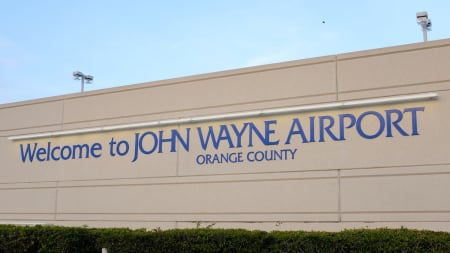 Un pasajero fue detenido en el Aeropuerto John Wayne de California tras ingresar al área restringida de operaciones (John Wayne Airport)