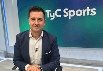 Balassone se mostró inconforme con Chicharito. (redes sociales)