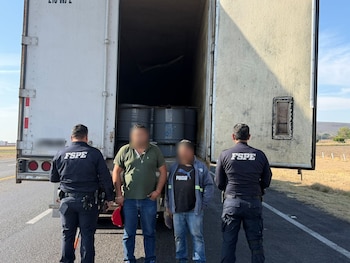 Fueron detenidos los dos sujetos que transportaban la carga. Crédito: SSP Guanajuato