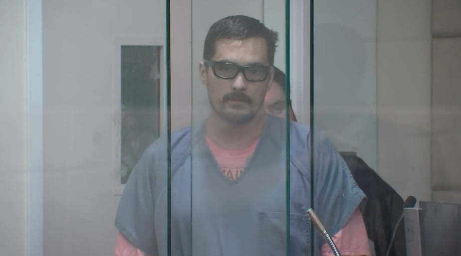 En la audiencia celebrada en Portland, el acusado optó por el silencio mientras su defensa ingresaba la declaración formal (KGW8)