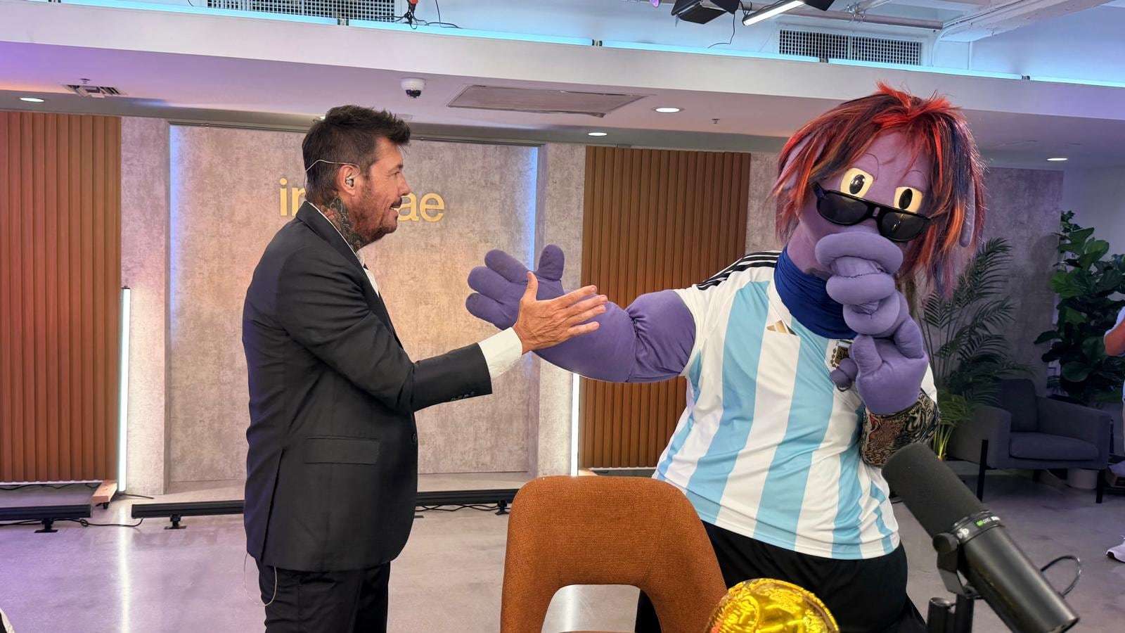 El Oso Arturo, vestido con la camiseta de la Selección Argentina y sus infaltables lentes de sol, se reencontró con Marcelo Tinelli en Infobae Mundial