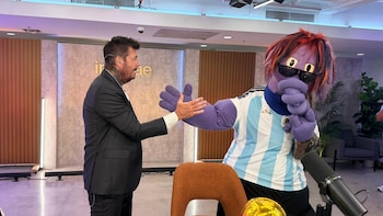El Oso Arturo, vestido con la camiseta de la Selección Argentina y sus infaltables lentes de sol, se reencontró con Marcelo Tinelli en Infobae Mundial