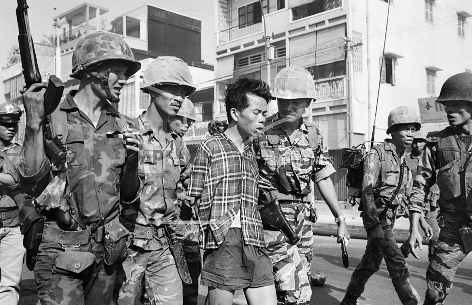 La guerra en Vietnam del Sur fue escenario de intensas acciones psicológicas, donde la conquista de la mente de la población era tan importante como el control militar del territorio (AP Photo/Eddie Adams)