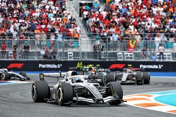 Sergio Pérez gira su volante para mantenerse en pista