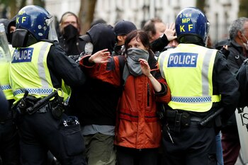 La policía detiene a una joven que participaba de la manifestación contra el racismo en Londres, convocada por la muerte de George Floyd a manos de la policía estadounidense REUTERS/John Sibley