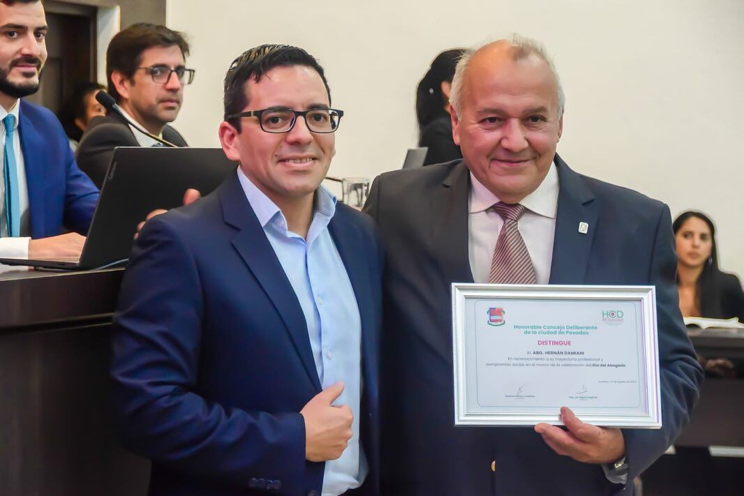 Damiani junto al concejal Velázquez en el acto donde fue reconocido por su aporte a la sociedad misionera