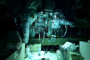 Ike Theriot ayuda a preparar a los astronautas para trabajar en la Luna