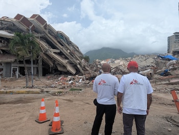 Personal de MSF evalúa la devastación en La Guaira. Varios integrantes del equipo también perdieron su vivienda en el sismo, pero igual siguen trabajando para asistir a otros afectados (Foto: cortesía MSF para Infobae)