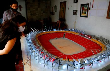 Una persona observa la maqueta hecha por el arquitecto Gustavo Torres y su sobrino Ricardo Hernández, el pasado 28 de julio, en la ciudad de Guadalajara en el estado de Jalisco (México). EFE/Francisco Guasco