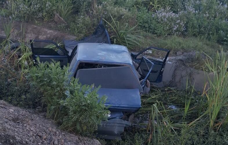 El Renault 9 con dos ocupantes terminó volcado dentro de un zanjón tras el impacto frontal