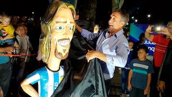 Batistuta junto a su escultura