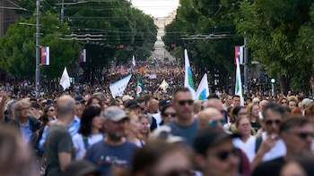 Miles de serbios vuelven a manifestarse contra el Gobierno de Vucic aun tras su anuncio de dimisión en "semanas"