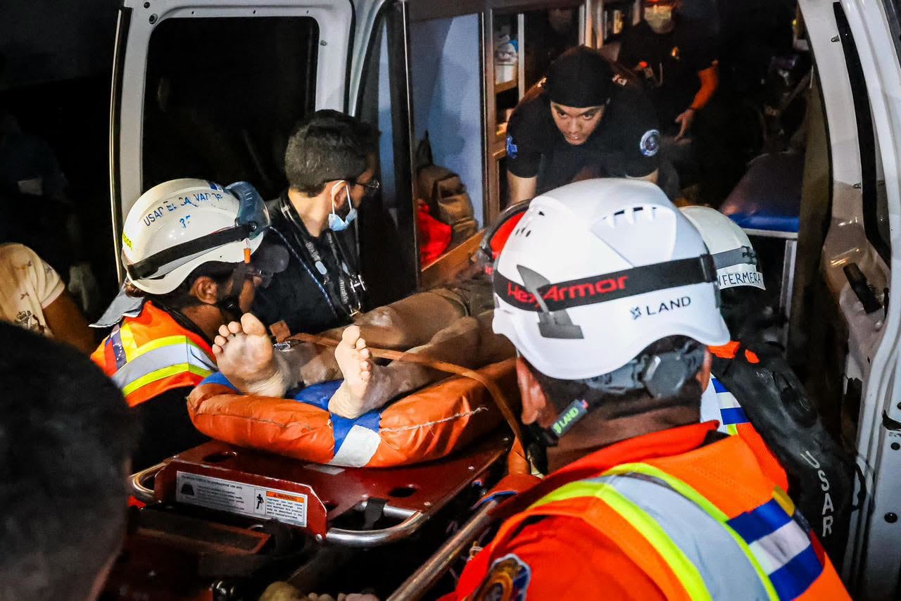 USAR El Salvador localizó a Nayaris Colmenares en el sexto piso de la estructura colapsada en La Guaira. (Cortesía: Secretaría de Prensa)