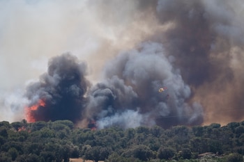 Columna de humo del incendio forestal que se ha declarado en La Bisbal d'Empordà (Girona), que ha obligado a desalojar a 150 niños de una casa de colonias de verano y a confinar a un barrio. EFE/ David Borrat
