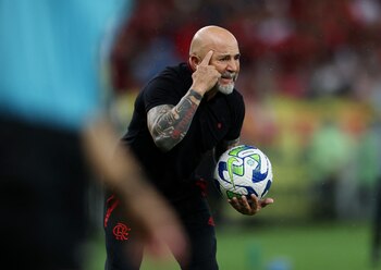 Jorge Sampaoli volvió a ser noticia por meter cinco cambios en el entre tiempo del último partido del Flamengo (REUTERS/Sergio Moraes)