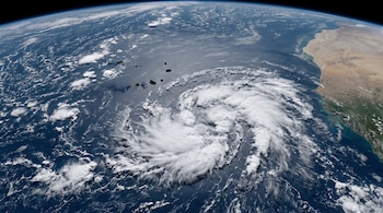 Vista desde el espacio de la costa occidental de África y un gran sistema de nubes blancas sobre el océano Atlántico.