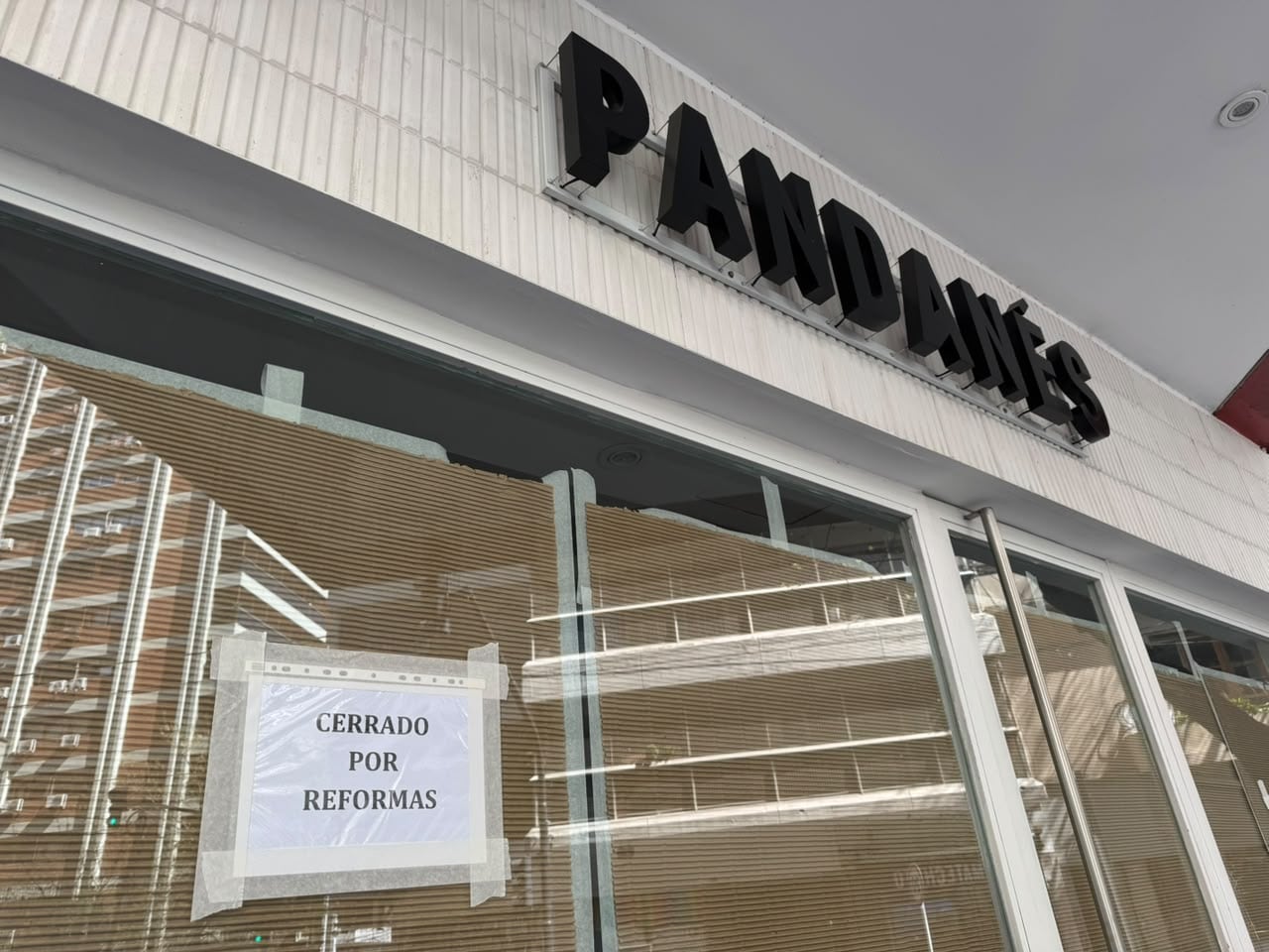 Una de las sucursales cerradas de Pan Danés en pleno Belgrano. (Infobae)
